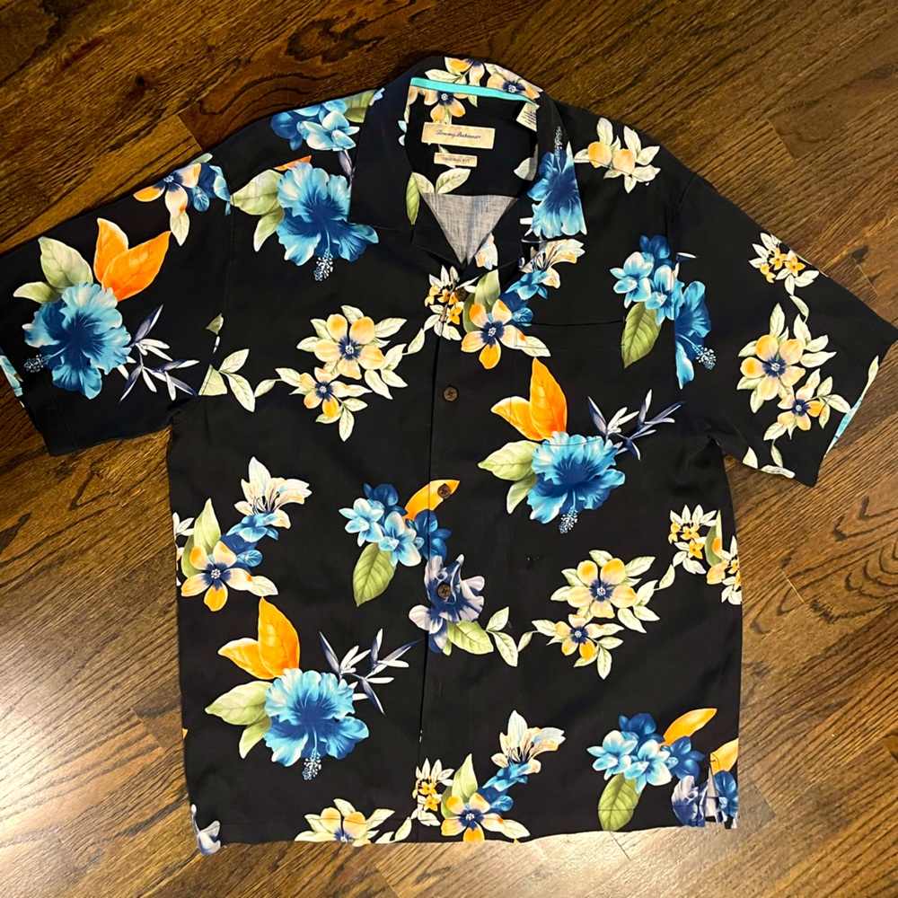 Tommy Bahama Mens SZ LG Hawaiian Short sleeve button-up. With 1 slight flaw